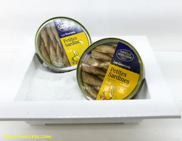 Les sardines en boîte transparente