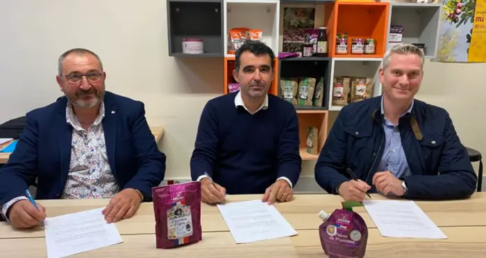 Signature contrat tripartite U pruneau bio