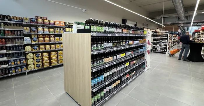 L’assortiment comprend les produits de 55 producteurs locaux. Ici, le rayon bière.