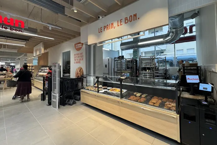 Auchan met en avant son offre de produits frais préparés sur place, à l’image ici du petit stand boul-pât en vente servie dont l’offre de pât