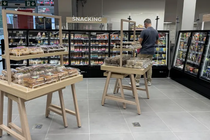Le supermarché, situé en plein cœur de Bordeaux, fait la part belle au snacking, après une belle présentation de viennoiseries sur ces tables en 