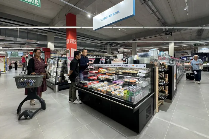Le supermarché est équipé d’un stand sushis, là aussi aux couleurs de la nouvelle signalétique « Auchan, le bon ».