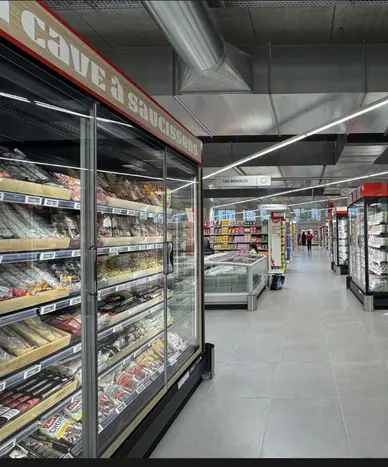 Accessible en tramway, le supermarché de 2.812 m² est situé en pied d’immeuble, avec 6.000 m² de bureaux alentours. Il emploie 55 personnes.