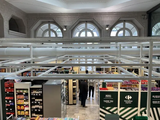 A bâtiment atypique, surface de vente atypique. La supérette offre une hauteur sous plafond hors normes.