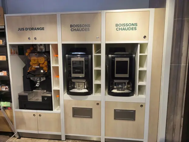 Côté services, les clients trouvent près de l’entrée une machine à jus d’orange fraîchement pressé, des distributeurs de boissons chaudes.