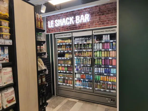 Les meubles de boissons réfrigérées, baptisées Le Snack bar.