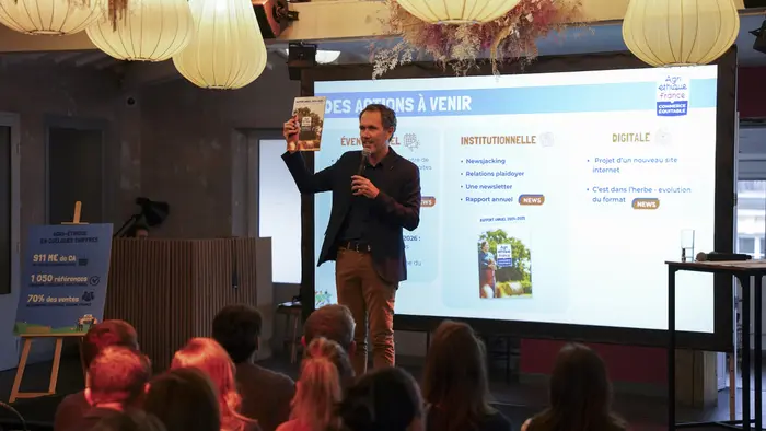 Ludovic Brindejonc, directeur d'Agri Ethique France, a remis une Pépite d'Honneur à La Boulangère