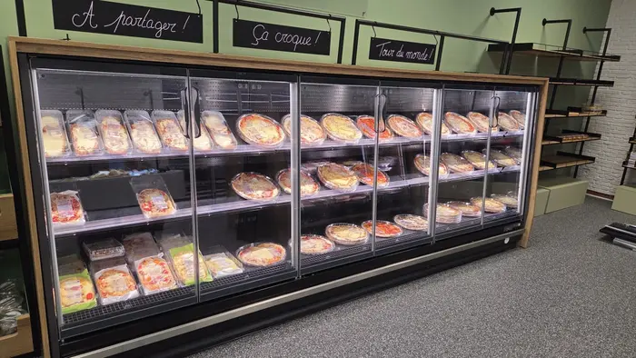 La boutique "C'est frais, c'est prêt" met l'accent sur des solutions repas pratiques mais de qualité et fait-maison : pizzas et snacks chauds, poule