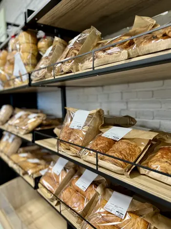 L'offre comprend un choix de BVP : pain et viennoiseries.