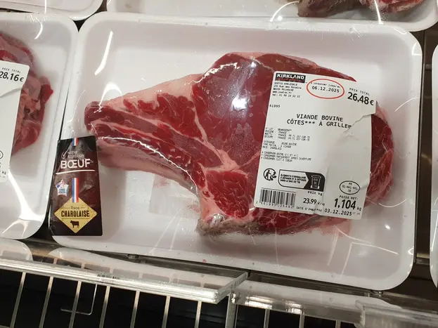 Costco sait mettre en valeur les viandes de qualité d'origine française. À l'image ici de ces belles côtes*** de bœuf de race charolaise, vendues