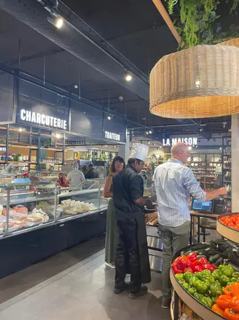 Une autre vue des rayons coupe dans le Monop. Ici, le stand charcuterie-traiteur.