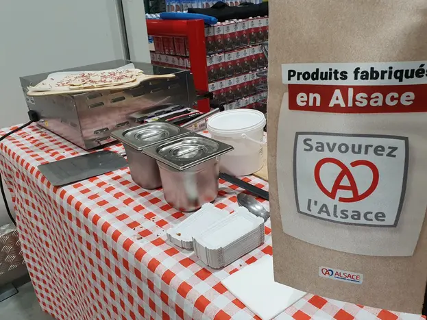 Costco ne vend pas que des grandes marques ou des produits importés et il entend le faire savoir. Des produits régionaux alsaciens y sont également