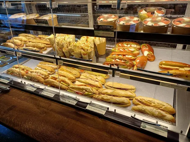 Le Grill Café propose par ailleurs l'offre habituelle des boulangeries Marie Blachère : pains, sandwichs, burgers, pizzas, quiches, pâtisseries, vi