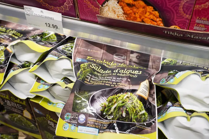 Costco veut surprendre avec des références originales que l'on ne trouve pas ailleurs en GMS. À l'image ici au rayon traiteur de ce gros sachet de 
