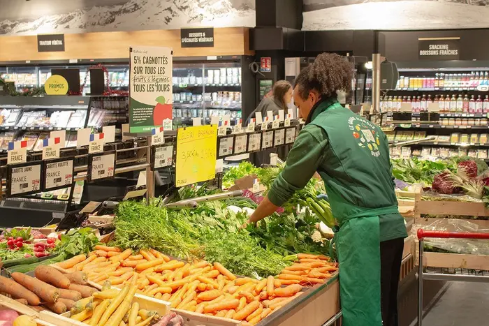 Sur environ 700 m², le point de vente aligne 5.500 références de produits 100% bio.