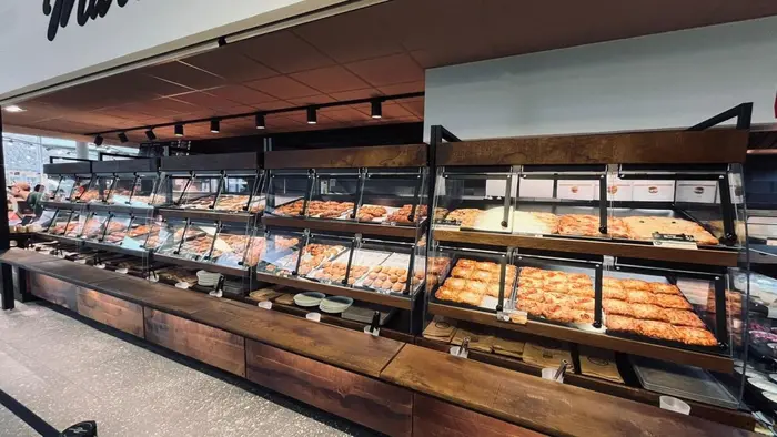 Une vue de l'offre en pâtisseries, viennoiserie et snacks chauds en libre-service.