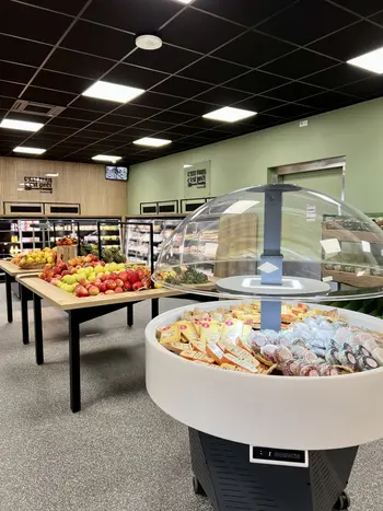 La boutique de produits frais " C'est frais, c'est prêt E.Leclerc " est installée à l'intérieur du drive et compte deux caisses automatiques.