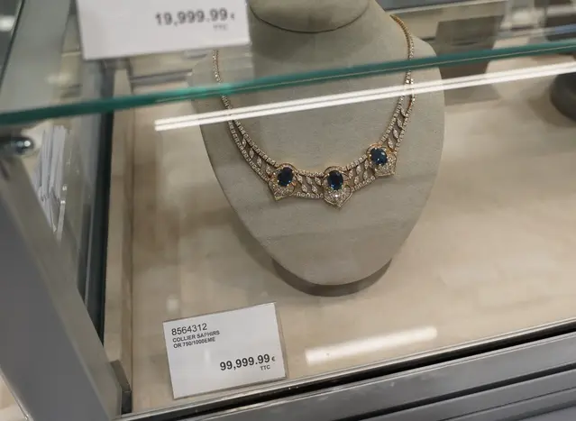 Le clou de l'espace bijouterie, toujours spectaculaire chez Costco : un collier or/saphirs au prix astronomique de 99.999,99€. À ce prix-là, s'agi