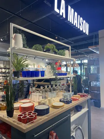 Le Monop est couplé à un espace Monoprix Maison : arts de la table, décoration d'intérieur, etc.