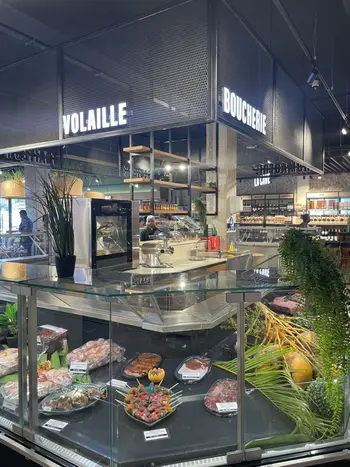 Le Monop' est doté de rayons trad : boucherie-volaille, charcuterie-traiteur, crémerie. Plutôt rare pour un magasin de proximité (570 m²).