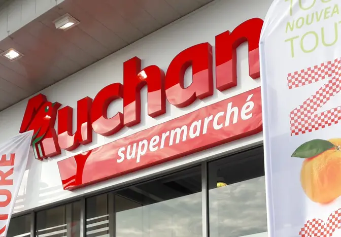 25 novembre 2025, Auchan annonce avoir signé un accord avec les Mousquetaires pour faire passer sous bannière Intermarché ou Netto tous les Auchan 