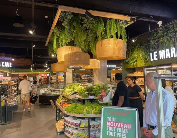 La décoration du Monop' est chaleureuse. Ici l'entrée donnant sur le rayon fruits et légumes.