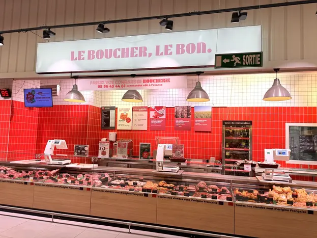 La boucherie propose six races à viandes en bœuf (salers, aubrac, simmental notamment) et dispose d'une cave de maturation. Toutes les viandes sur l