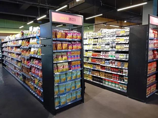 La surface de vente du Monop de Rivière noire est de 570 m². Ici, les élégantes gondoles d'épicerie.