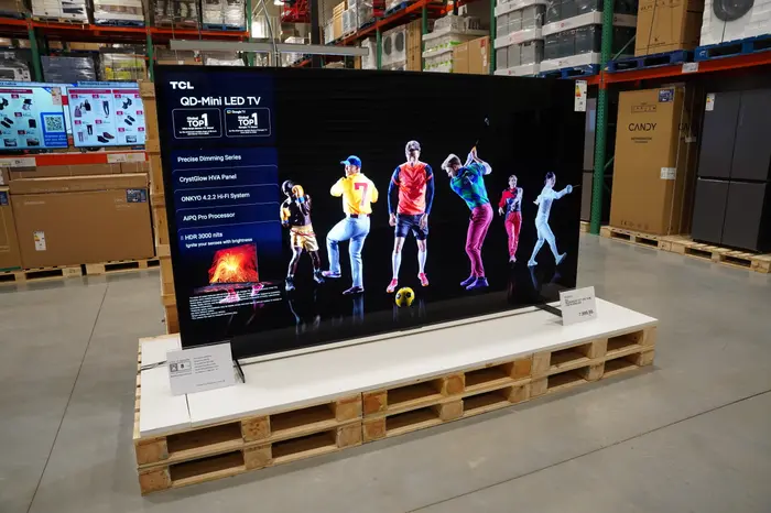 Les clients sont mis en condition dès l'entrée dans la surface de vente du Costco avec cette gigantesque TV TCL 115'' (292 cm), vendue au prix faram