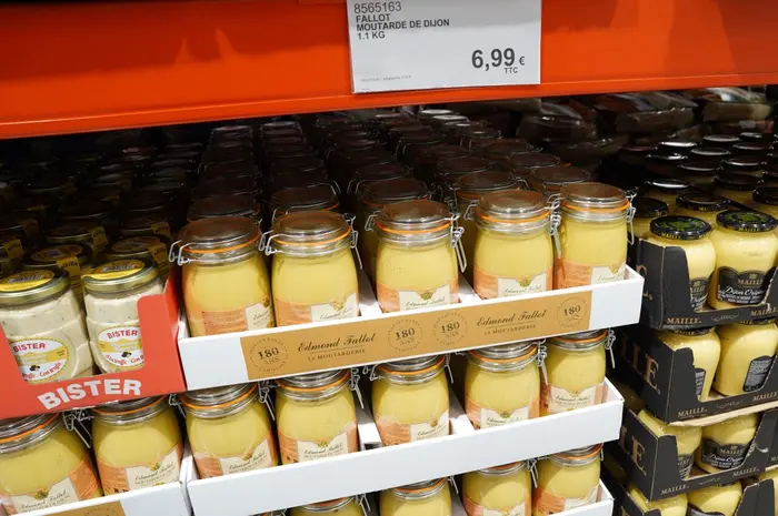 Les très gros conditionnements sont récurrents dans tous les rayons. Comme ici à l'épicerie avec ces gros pots en verre de moutarde de Dijon 1,1 k