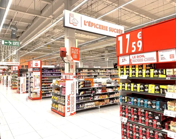 Comme lors de rénovations précédentes, le parcours client a été fluidifié par une double allée centrale.