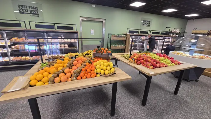 La boutique propose une offre de fruits et légumes mûrs à point.