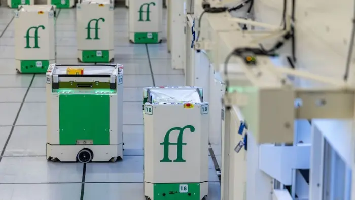 Entièrement robotisé par la technologie et les petits robots de la société américaine Fulfil, l