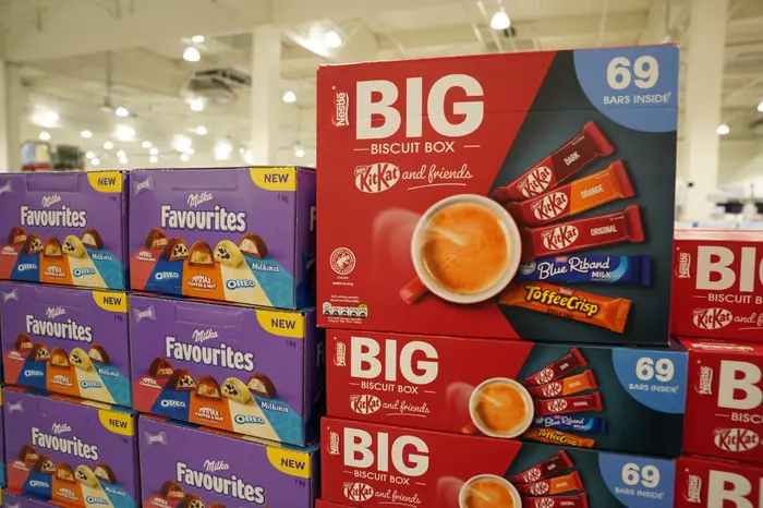 Costco cible aussi les professionnels de la restauration. En témoignent ici ces cartons de 69 barres de petits biscuits chocolatés de marques du gro