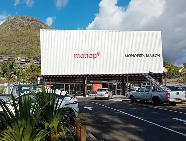 L'enseigne a ouvert en franchise à l'Ile Maurice un Monop', couplé à un espace de décoration d'intérieur à l'enseigne Monoprix Maison. 