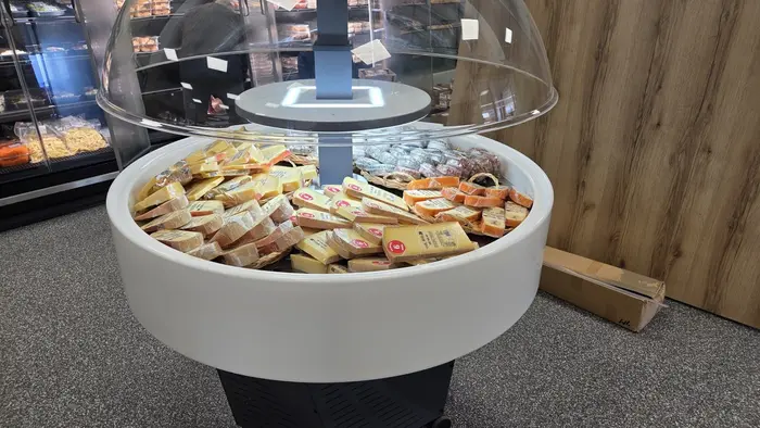 Une vue de l'offre en fraîche découpe de fromages.