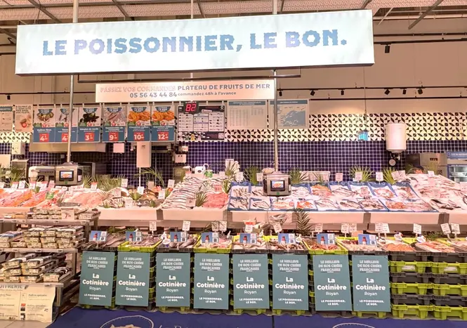 Le banc marée propose près d'une centaine de références de poissons et crustacés, dont 36 issues de criées.