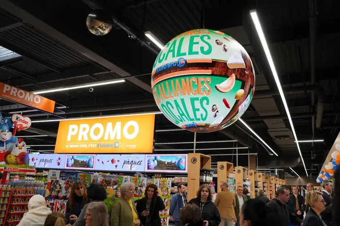 Des écrans et autres dispositifs lumineux DXM animent le toute la surface de vente de manière spectaculaire.