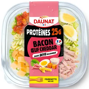 La salade est composée de bacon, d'œuf, de salade et de pâtes, ainsi que d'une sauce au skyr.