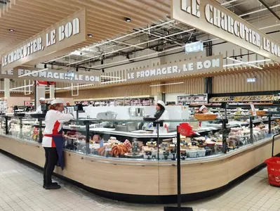 Le 25 avril 2025, Auchan présente son nouveau concept d'hyper à Mandelieu-la-Napoule (06). Auchan avait déjà commencé à dévoiler son nouveau 