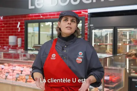 Les différents métiers chez U sont illustrés par des témoignages vidéo. Ici, Mélanie, bouchèr