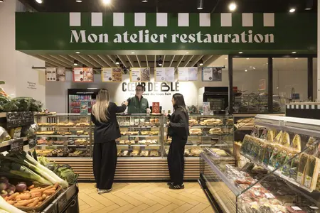 Le magasin stéphanois rénové compte une offre de restauration à emporter signée Cœur de blé, avec un comptoir en vente servie : " Mon atelier r