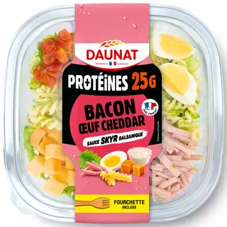 La salade est composée de bacon, d'œuf, de salade et de pâtes, ainsi que d'une sauce au skyr.