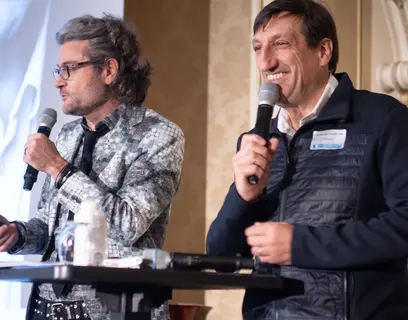 Guillaume Darrasse (à droite) avec Olivier Dauvers sur la scène du R.E.F, un événement co-organisé par les Editions Dauvers, Linéaires et Extern