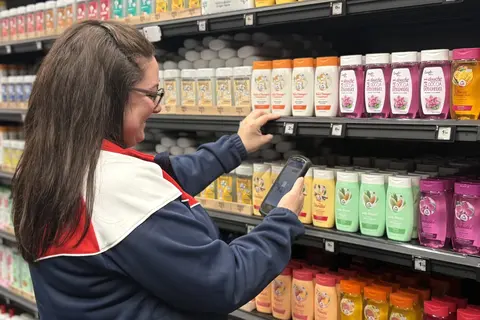 Les rails connectés par bluetooth permettent la géolocalisation automatique des produits pour optimiser la préparation des commandes e-commerce et 