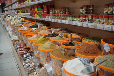 Les Ivoiriens cuisinent beaucoup eux-mêmes, et avec des épices. L'offre est donc très importante, y compris par le vrac traditionnel en libre-servi