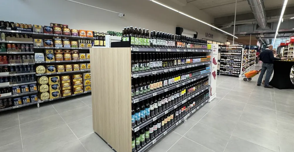 L’assortiment comprend les produits de 55 producteurs locaux. Ici, le rayon bière.