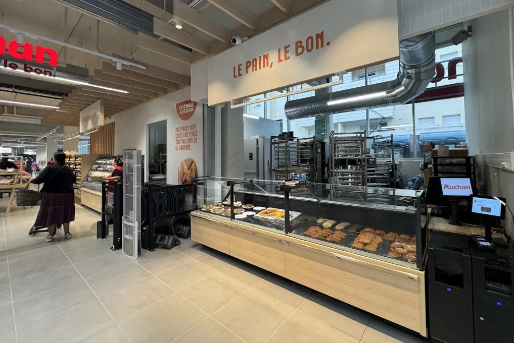 Auchan met en avant son offre de produits frais préparés sur place, à l’image ici du petit stand boul-pât en vente servie dont l’offre de pât