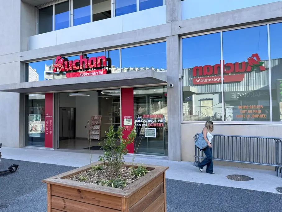 Le nouveau point de vente de l’enseigne est situé juste en face de l’ancien Auchan supermarché. Il est plus grand de 400 m², atteignant 2.800 m