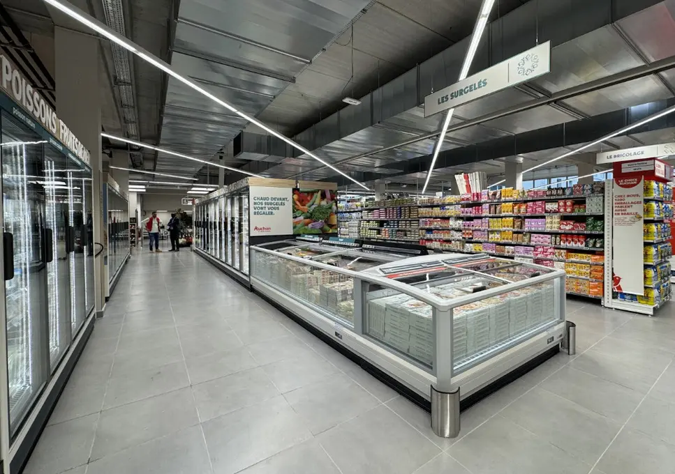 Aux surgelés, le mobilier alterne entre gondoles hautes et meubles bas, pour une meilleure vision de l’offre.